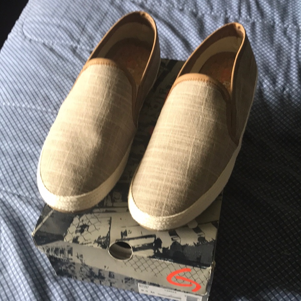 Men slip on sandals.